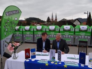 direktor-zeosa-in-zupan-smartno-pri-litiji-pri-podpisu-listine